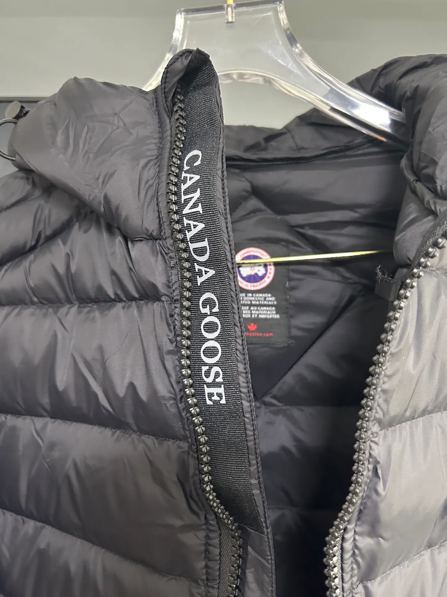 P660 CANADA GOOSE Canada Goose Crofton solid color hooded zipper outdoor warm rib down jacket 90 down filling 750 fill power Tajima embroidery white duck down short lightweight hooded down jacket jacket small zipper pocket on the chest side for storing things The Thorium AR hooded model is versatile, durable and warm. It can be used as a mid-layer in winter and winter, or worn alone. It can also be easily worn with hard-shell clothing in cold environments.     The fabric has been improved with AratoTM30 nylon fabric with fine texture, which is super warm and very wear-resistant. It is also treated with DWR, which can effectively prevent water and moisture.     DownCompositeMapping zone filling technology can reasonably allocate down insulation and synthetic insulation areas. The simple design of StormHoodM is made of synthetic insulation materials. Zippered hand pockets, inner zipper pockets. Combination of technology and technology. Lightweight and warm. Three-dimensional tailoring. Hooded design. Complete three-label accessories. What you see is what you get. Same style for men and women. Color: off-white. Size: M-3XL.
